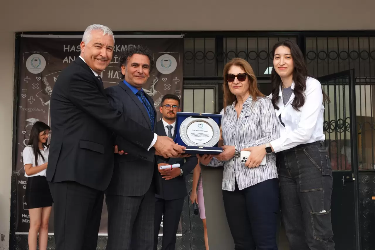 Kemalpaşa Belediye Başkanı Mehmet Türkmen, ailesiyle birlikte Hasan Türkmen Anadolu Lisesi’nin mezuniyet törenine katıldı.