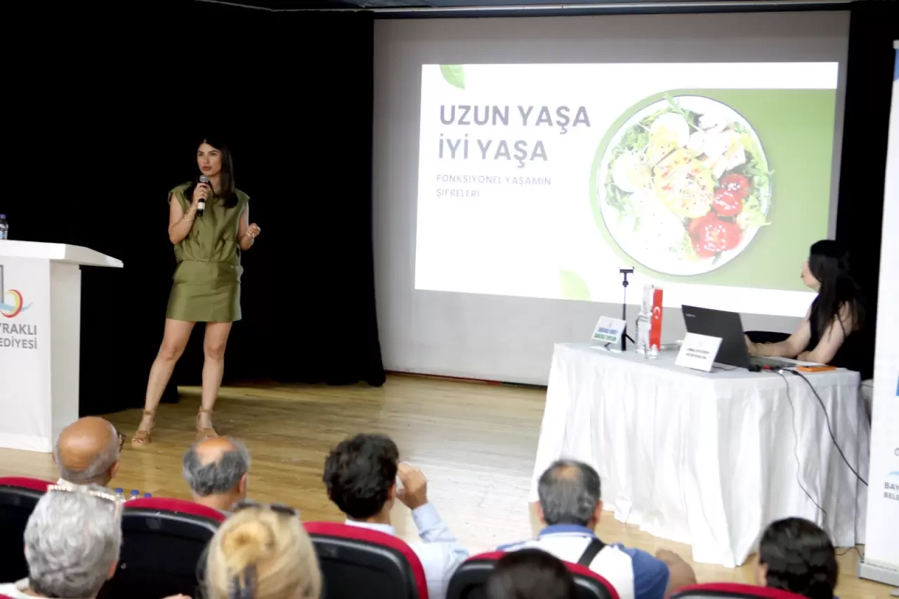 Bayraklı Belediyesi, toplum sağlığını korumak, obeziteye dikkat çekmek ve ilçe sakinlerini bu konuda bilgilendirmek için farkındalık semineri düzenledi. Bu kapsamda Uzman Diyetisyen Aycem Pehlivan, “Doğru beslenme ve sağlıklı yaşamın sırlarını anlattı. Bayraklı Belediye Başkanı İrfan Önal, “Sağlık sadece bireysel değil, toplumsal bir meseledir. Halk sağlığı açısından önem arz eden farklı konularda bilgilendirme toplantılarına devam edeceğiz” dedi.