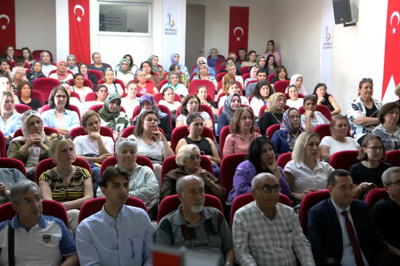 Bayraklı Belediyesi, toplum sağlığını korumak, obeziteye dikkat çekmek ve ilçe sakinlerini bu konuda bilgilendirmek için farkındalık semineri düzenledi. Bu kapsamda Uzman Diyetisyen Aycem Pehlivan, “Doğru beslenme ve sağlıklı yaşamın sırlarını anlattı. Bayraklı Belediye Başkanı İrfan Önal, “Sağlık sadece bireysel değil, toplumsal bir meseledir. Halk sağlığı açısından önem arz eden farklı konularda bilgilendirme toplantılarına devam edeceğiz” dedi.