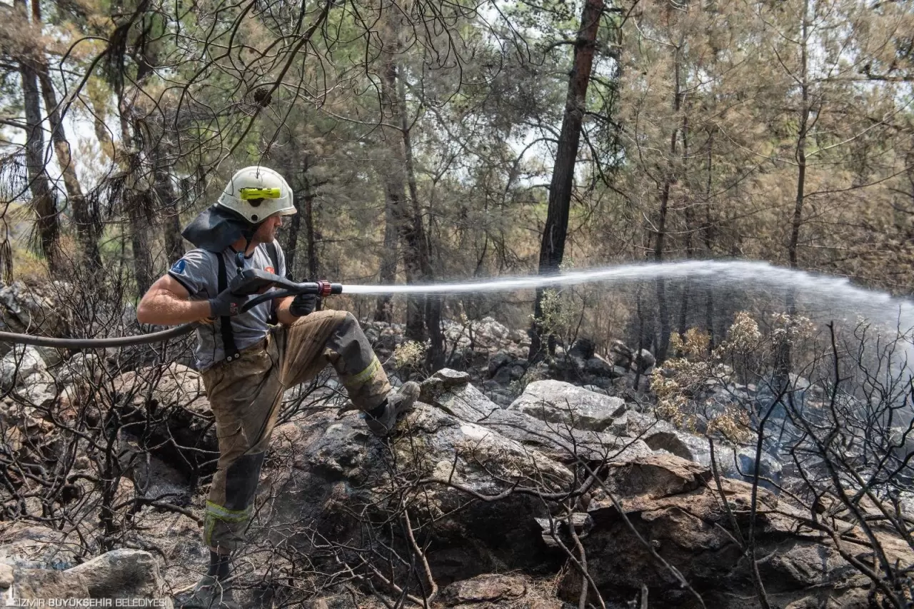İzmir Büyükşehir Belediyesi sıcaklıklarla birlikte artan orman yangınlarına karşı yaz sezonu öncesi önlemlerini artırdı.