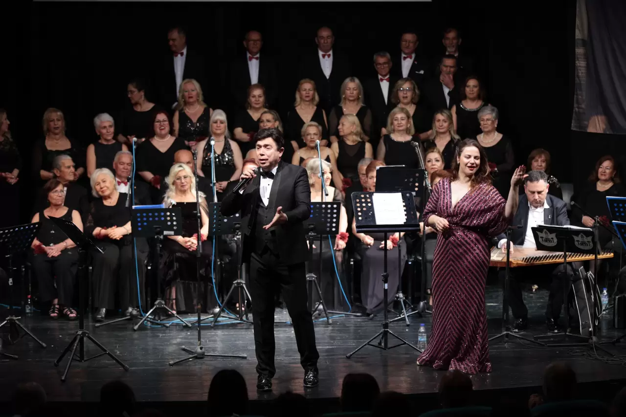 Konak Belediyesi Türk Sanat Müziği Korosu’nun, Şef Deniz Aygün Araal yönetiminde gerçekleştirdiği Yaz Konseri ile Konaklılar, yaza şarkılarla ‘Merhaba’ dedi.