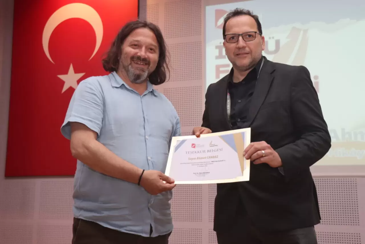 TRT Belgesel Kanal Koordinatörü Ahmet Canbaz, İKÇÜ Film Festivali’nde belgeselciliğin özünü ve TRT Belgesel’in vizyonunu anlattı.