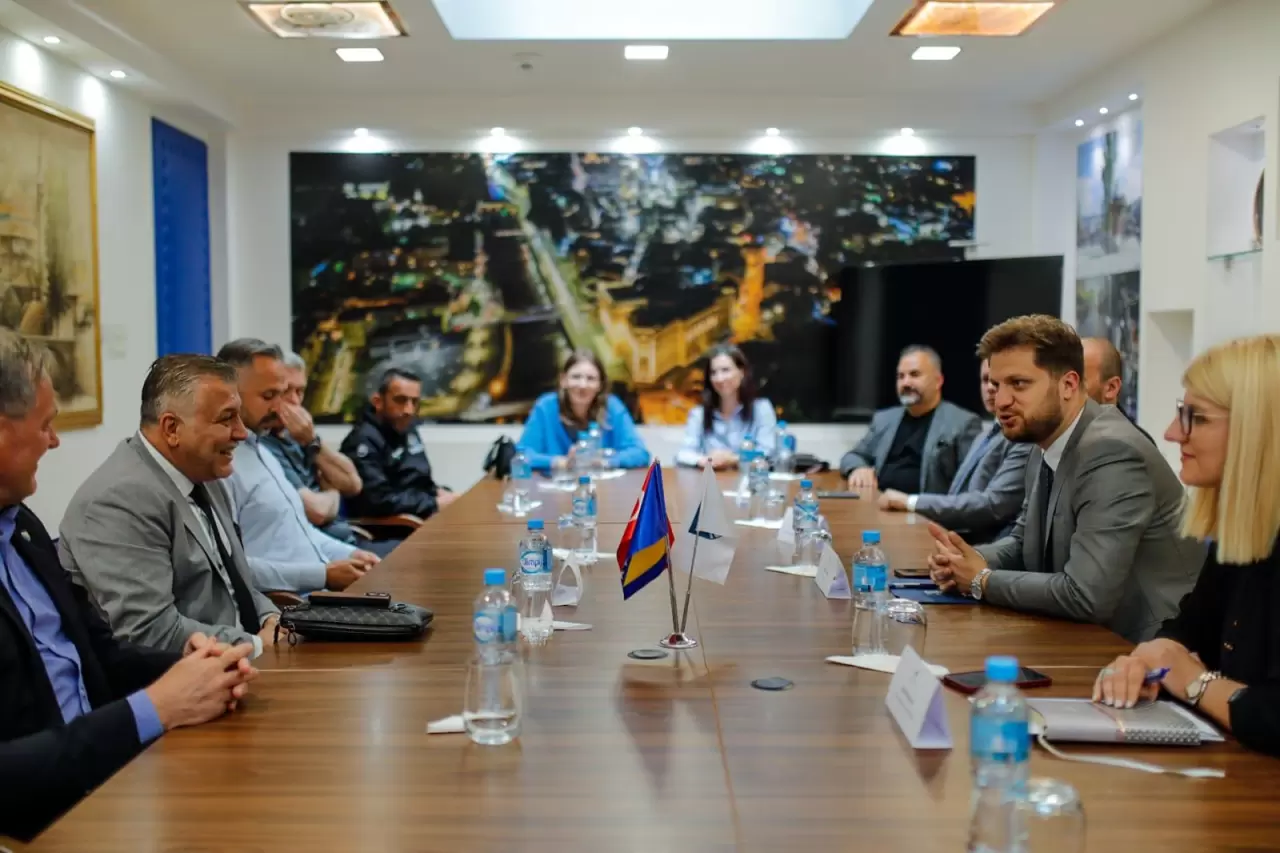 Türkiye Bosna Hersek Kültür Dernekleri Federasyonu (TBHKDF) Başkanı Barbaros Reşat Taşer ve beraberindekiler, Saraybosna’da bir dizi görüşmeler gerçekleştirdi. 