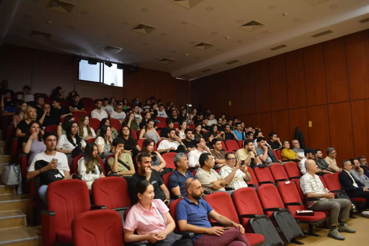 Ege Üniversitesi (EÜ) Devlet Türk Musikisi Konservatuvarı (DTMK) öğretim üyesi Prof. Dr. Özge Gülbey’in moderatörlüğünde “Kırgız Müziği ve Türk Dünyası” adlı söyleşi gerçekleştirildi.