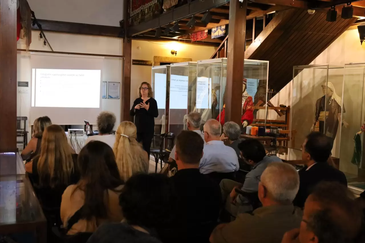 Ege Üniversitesi (EÜ) Etnografya Müzesi, “Müze Söyleşileri” kapsamında fotoğraf tarihine ışık tutan anlamlı bir etkinliğe ev sahipliği yaptı. 