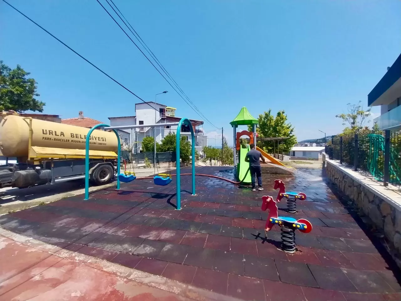 Urla Belediyesi, Kurban Bayramı ve yaz sezonu öncesinde ilçe genelinde kapsamlı bir temizlik ve bakım çalışması başlattı.
