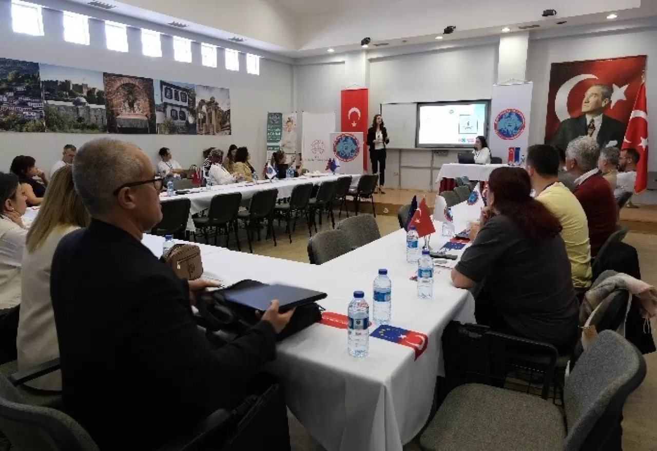 İzmir İl Millî Eğitim Müdürlüğü, Erasmus+ Yetişkin Eğitimi Akreditasyonu çerçevesinde, 2023 ve 2024 yıllarında yürüttüğü faaliyetlerle, yetişkin eğitimi alanında uluslararası ölçekte, örnek teşkil eden bir başarıya imza attı.