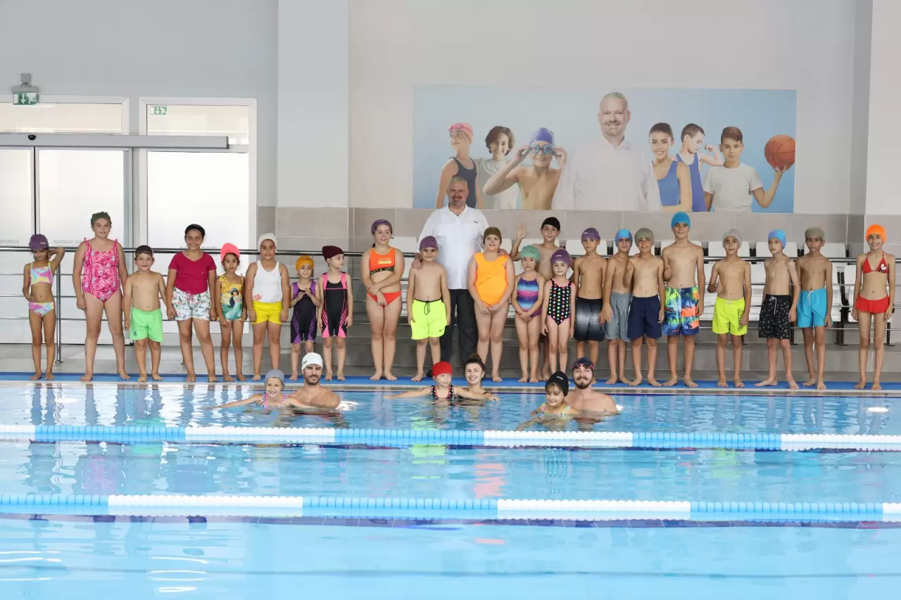 Menemen Belediyesi tarafından Asarlık Gençlik Merkezi Tesisleri içinde açılan açık ve kapalı yüzme havuzları, geleceğin sporcularını yetiştiriyor.