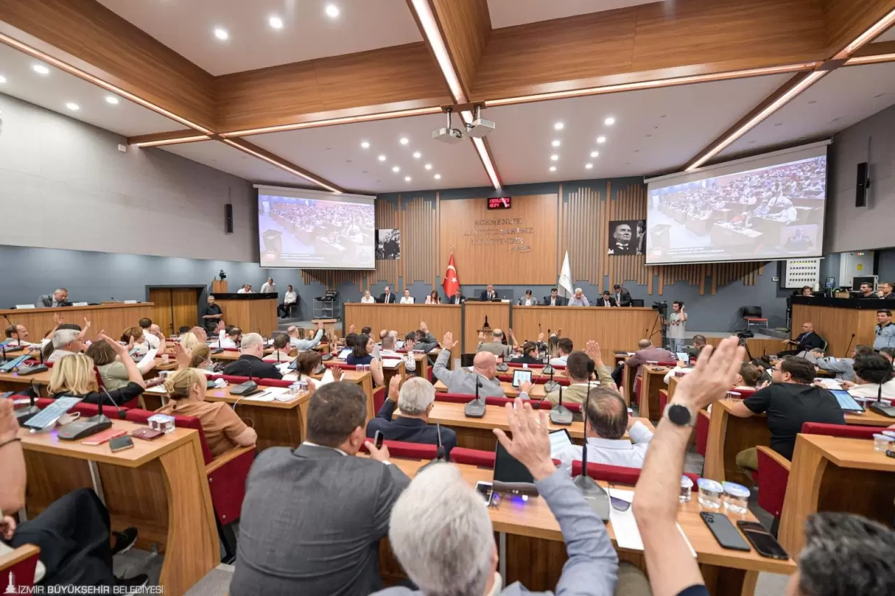 İzmir Büyükşehir Belediye Meclisi'nde grev süreci ve sonrasında yaşananlar ile ilgili konuşan İzmir Büyükşehir Belediye Başkanı Dr. Cemil Tugay, “Biz 4.5 milyon İzmirli'ye karşı sorumluyuz."