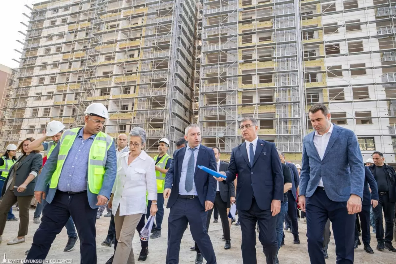 İzmir Büyükşehir Belediye Meclisi'nde grev süreci ve sonrasında yaşananlar ile ilgili konuşan İzmir Büyükşehir Belediye Başkanı Dr. Cemil Tugay, “Biz 4.5 milyon İzmirli'ye karşı sorumluyuz."