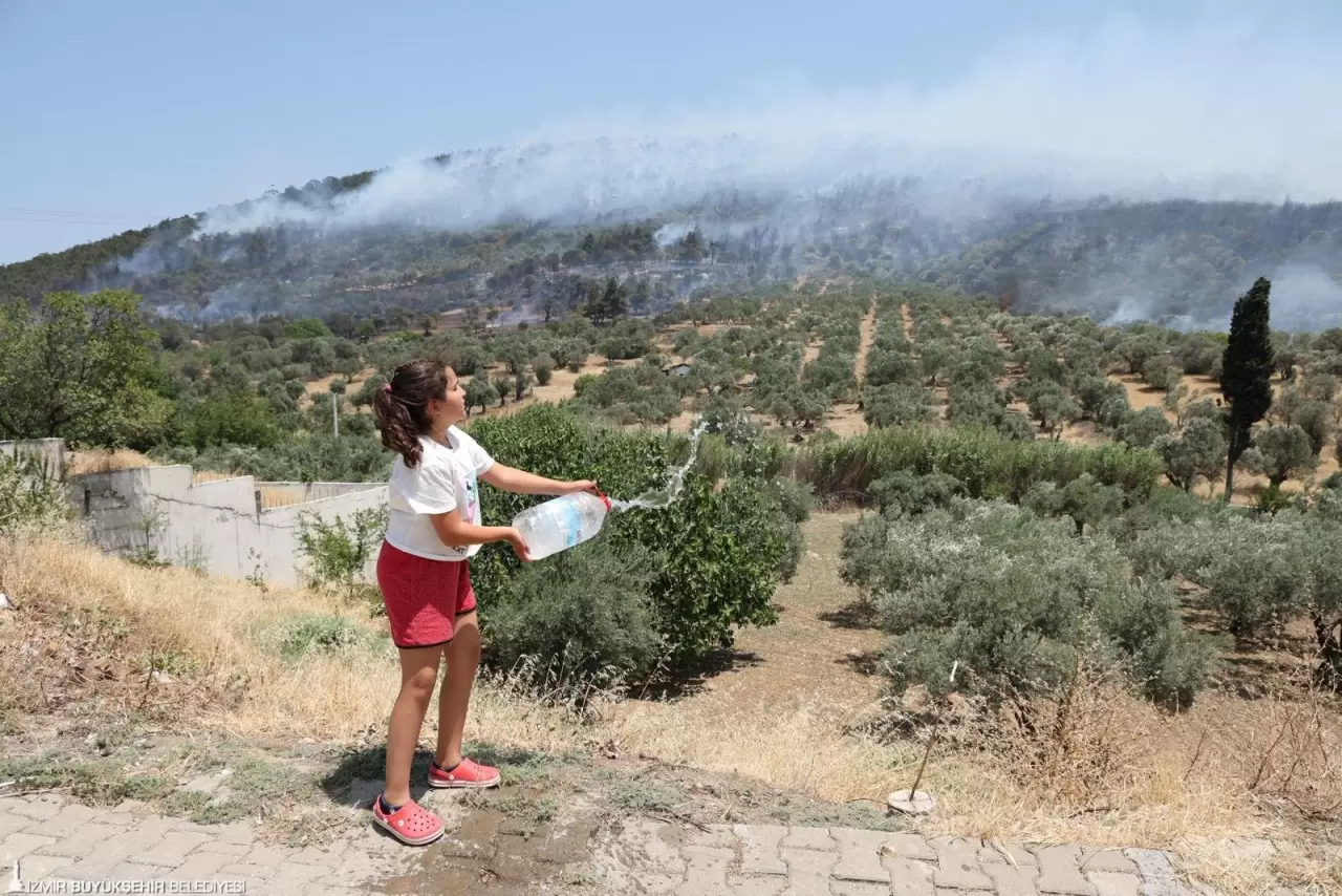 İzmir Büyükşehir Belediye Başkanı Dr. Cemil Tugay, Foça Yeniköy Mahallesi'nde öğlen saatlerinde çıkan orman yangını bölgesine giderek incelemede bulundu. Başkan Tugay, yangınların çıkmaması için yurttaşları dikkatli davranmaya çağırdı. 