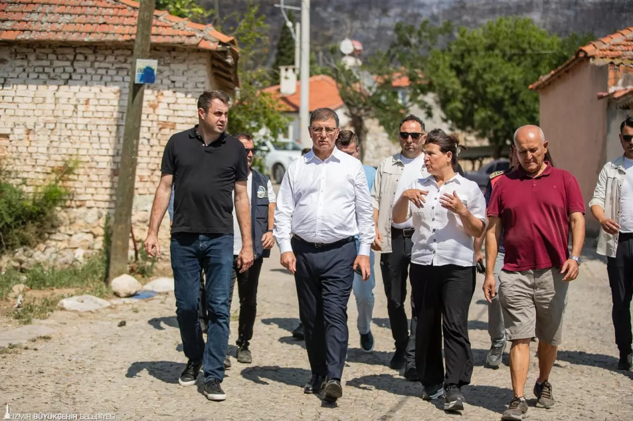 İzmir Büyükşehir Belediye Başkanı Dr. Cemil Tugay, Foça Yeniköy Mahallesi'nde öğlen saatlerinde çıkan orman yangını bölgesine giderek incelemede bulundu. Başkan Tugay, yangınların çıkmaması için yurttaşları dikkatli davranmaya çağırdı. 