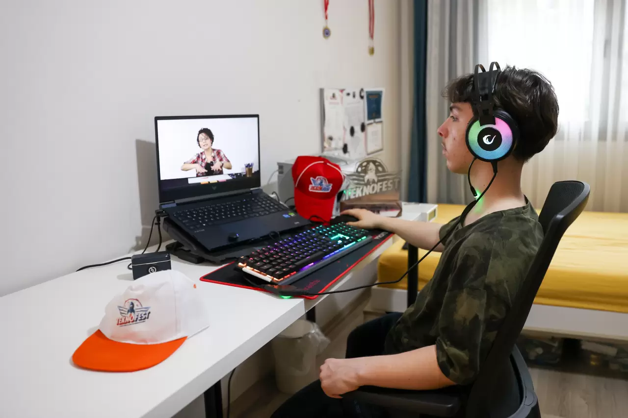 Buca Belediyesi, eğitimi dört duvar arasından çıkardı. Çevrim içi olarak her an her yerden ulaşılabilen Dijital Dershane ile eğitimde fırsat eşitliği sağlanırken Buca Belediye Başkanı Mimar Görkem Duman, hiç kimsenin geride kalmadığı bir Buca hedefiyle çalıştıklarını söyledi.