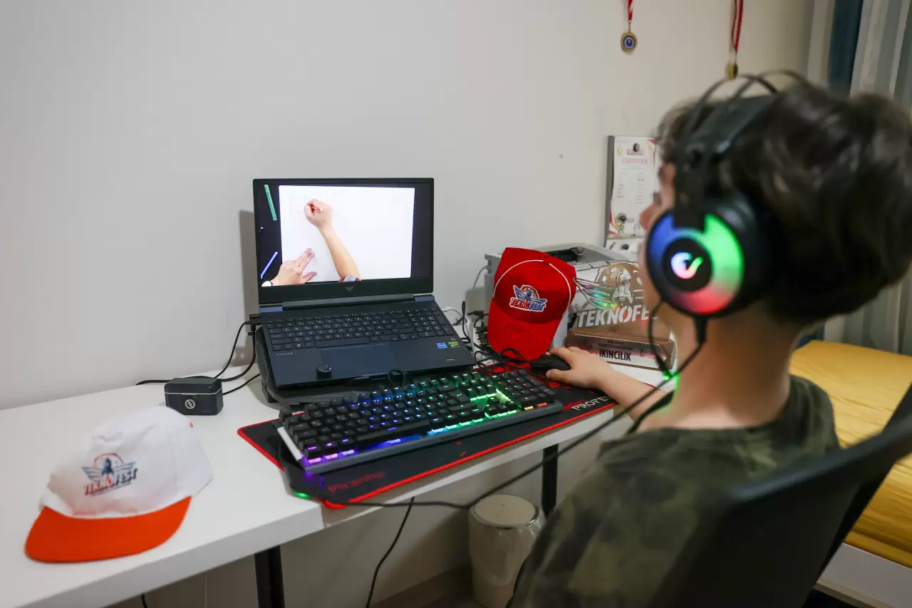 Buca Belediyesi, eğitimi dört duvar arasından çıkardı. Çevrim içi olarak her an her yerden ulaşılabilen Dijital Dershane ile eğitimde fırsat eşitliği sağlanırken Buca Belediye Başkanı Mimar Görkem Duman, hiç kimsenin geride kalmadığı bir Buca hedefiyle çalıştıklarını söyledi.