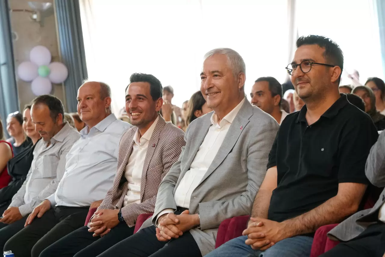 Kemalpaşa Belediyesi'ne bağlı Gündüz Bakımevlerinde öğrenim gören minikler, yıl sonu etkinliğinde bir araya geldiler.