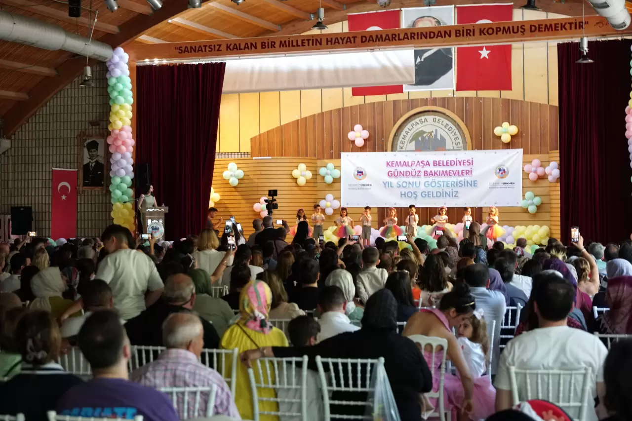 Kemalpaşa Belediyesi'ne bağlı Gündüz Bakımevlerinde öğrenim gören minikler, yıl sonu etkinliğinde bir araya geldiler.