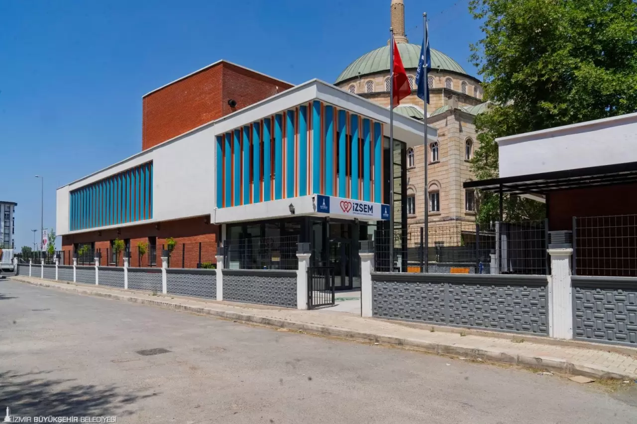 İzmir Büyükşehir Belediyesi, Küçük Çiğli’deki İzmir Sağlık ve Esenlik Merkezi’nde (İZSEM) yetişkin, çocuk ve ergen danışanlara yönelik ücretsiz ruh sağlığı hizmetine başladı. İki uzman klinik psikolog eşliğinde koruyucu ve önleyici ruh sağlığı hizmeti almak isteyen vatandaşlar, 153 Hemşehri İletişim Merkezi’ni arayabiliyor.