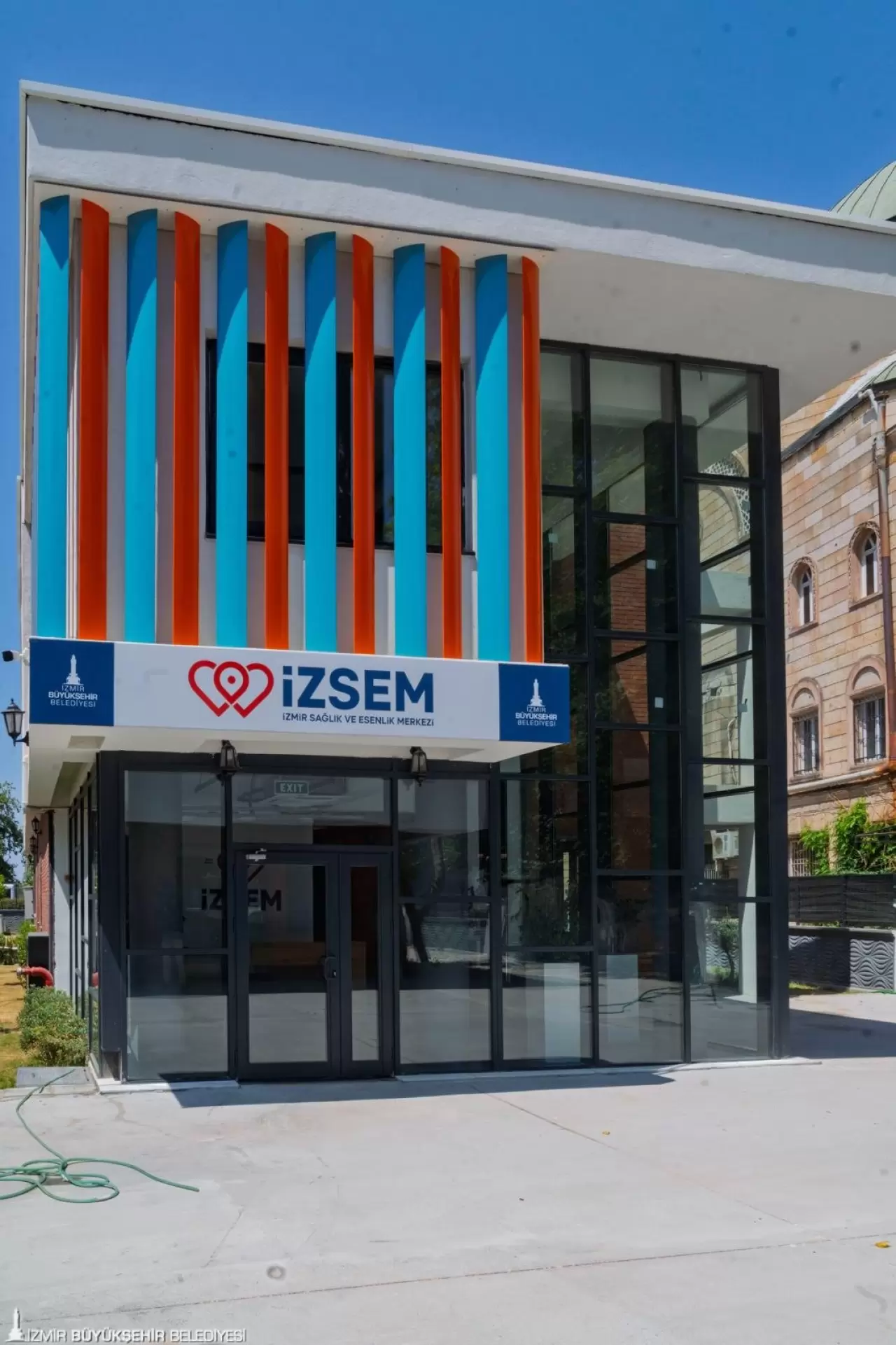İzmir Büyükşehir Belediyesi, Küçük Çiğli’deki İzmir Sağlık ve Esenlik Merkezi’nde (İZSEM) yetişkin, çocuk ve ergen danışanlara yönelik ücretsiz ruh sağlığı hizmetine başladı. İki uzman klinik psikolog eşliğinde koruyucu ve önleyici ruh sağlığı hizmeti almak isteyen vatandaşlar, 153 Hemşehri İletişim Merkezi’ni arayabiliyor.