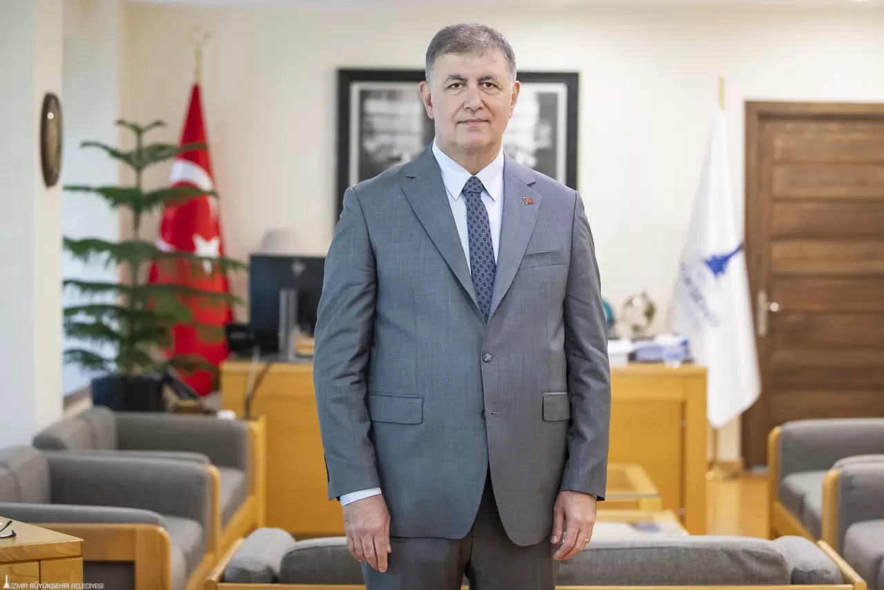 Kent gündemindeki konulara ilişkin basın mensuplarının sorularını yanıtlayan İzmir Büyükşehir Belediye Başkanı Dr. Cemil Tugay, yaşanan tüm sorunların etkin çözümü için yerel yönetimlerin yetkilerinin artırılmasını işaret ederek merkezi yönetimin yerel yönetimlere daha fazla güç ve destek vermesi gerektiğini kaydetti.