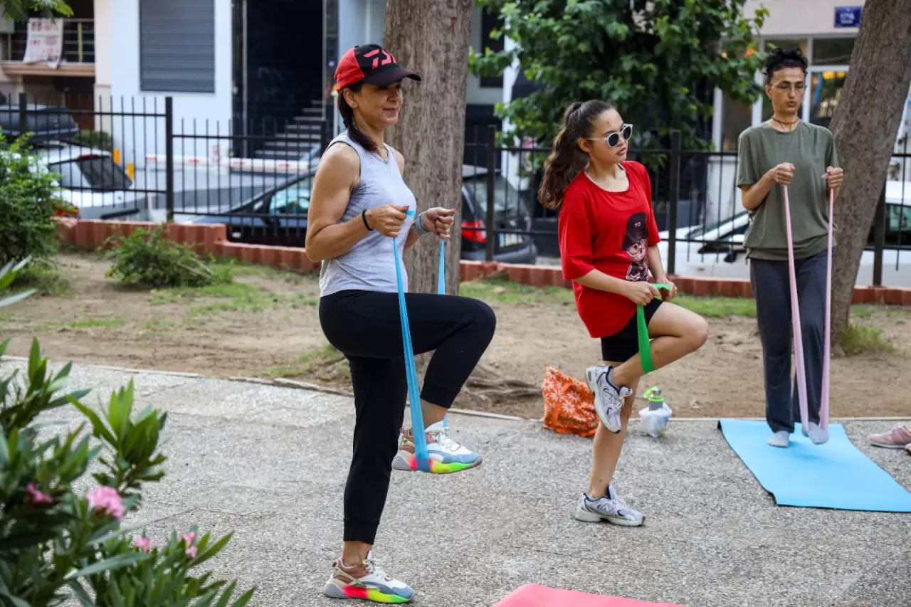 Aktif ve sağlıklı bir toplum için yıl boyunca sportif etkinliklerini sürdüren Karşıyaka Belediyesi, yaz aylarının gelişiyle birlikte sabah aktivitelerini açık alanlara taşıdı. Bu haftadan itibaren ilçenin 5 farklı noktasında, hafta içi her gün ücretsiz sabah sporu buluşmaları gerçekleştirilecek. Başkan Yıldız Ünsal “Herkes için her yaşta spor anlayışıyla vatandaşlarımızı bu yaz da nitelikli etkinliklerle buluşturmaya devam edeceğiz” dedi.