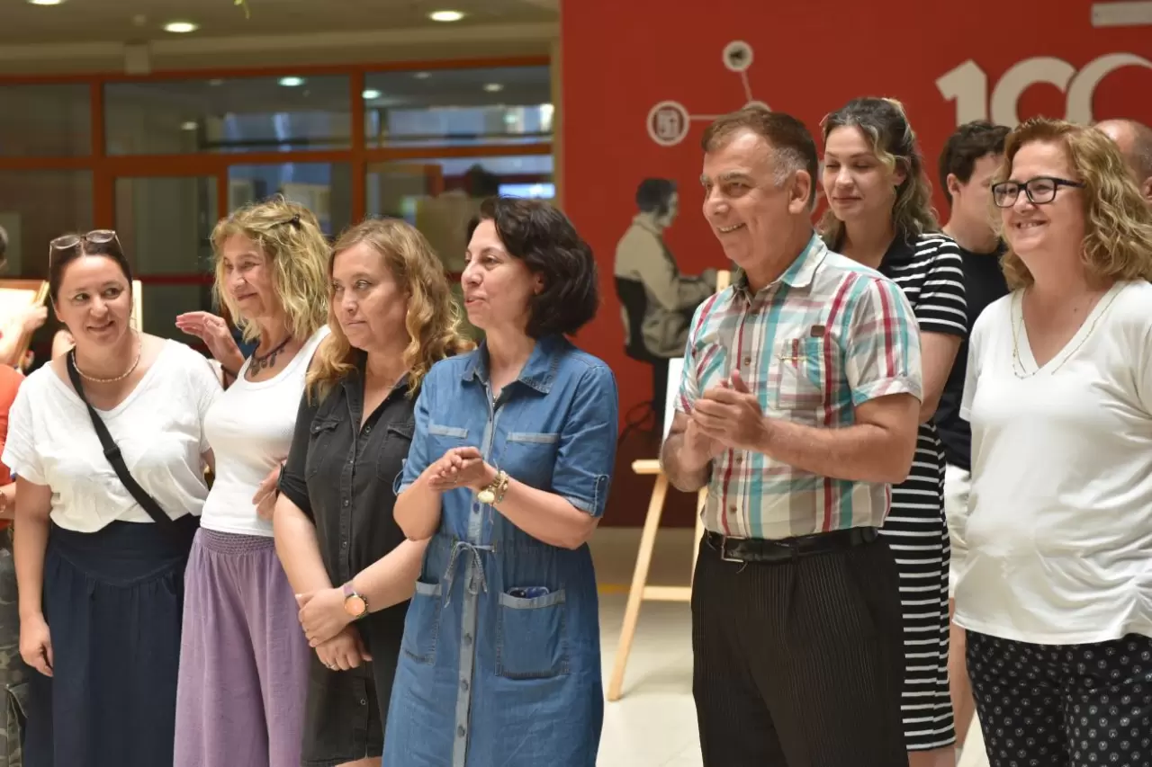 Ege Üniversitesi İletişim Fakültesi Radyo, Televizyon ve Sinema Bölümü (RTS) öğrencilerinin çektiği fotoğraflardan oluşan “İzmir’in Somut ve Somut Olmayan Kültürel Mirası” konulu uluslararası fotoğraf sergisi, sanatseverlerin beğenisine sunuldu. 