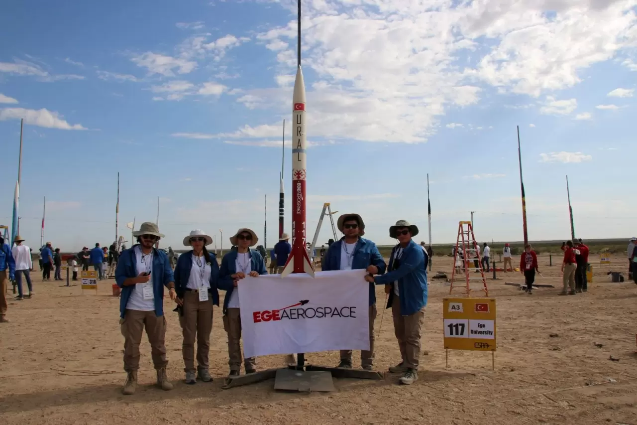 Ege Üniversitesi Mühendislik Fakültesi öğrencilerinden oluşan Ege Aerospace Takımı, Amerika Birleşik Devletlerinde düzenlenen “International Rocket Engineering Computation 2025” yarışmasına katıldı.