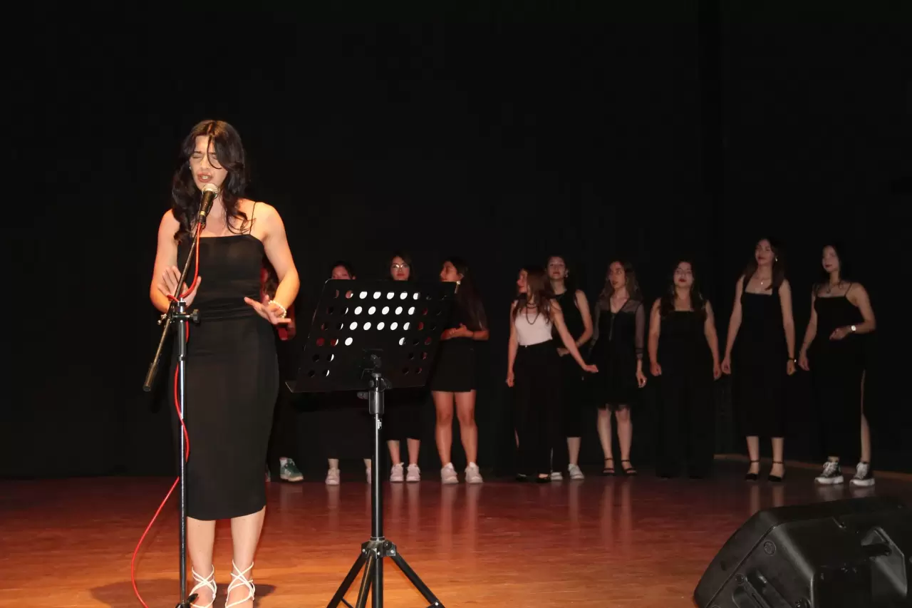 Ege Üniversitesi Yabancı Diller Yüksekokulu öğrencilerinden oluşan koro, canlı konserle kulakların pasını sildi. Ege Üniversitesi Kültür Sanat Evi’nde gerçekleştirilen etkinliğin koordinasyonunu Yabancı Diller Yüksekokulu Öğr. Gör. Şule Ar ve Ege Üniversitesinde Solfej eğitimi veren Erman Erol üstlendi.