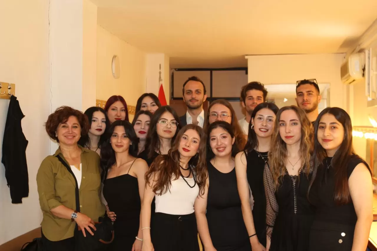 Ege Üniversitesi Yabancı Diller Yüksekokulu öğrencilerinden oluşan koro, canlı konserle kulakların pasını sildi. Ege Üniversitesi Kültür Sanat Evi’nde gerçekleştirilen etkinliğin koordinasyonunu Yabancı Diller Yüksekokulu Öğr. Gör. Şule Ar ve Ege Üniversitesinde Solfej eğitimi veren Erman Erol üstlendi.