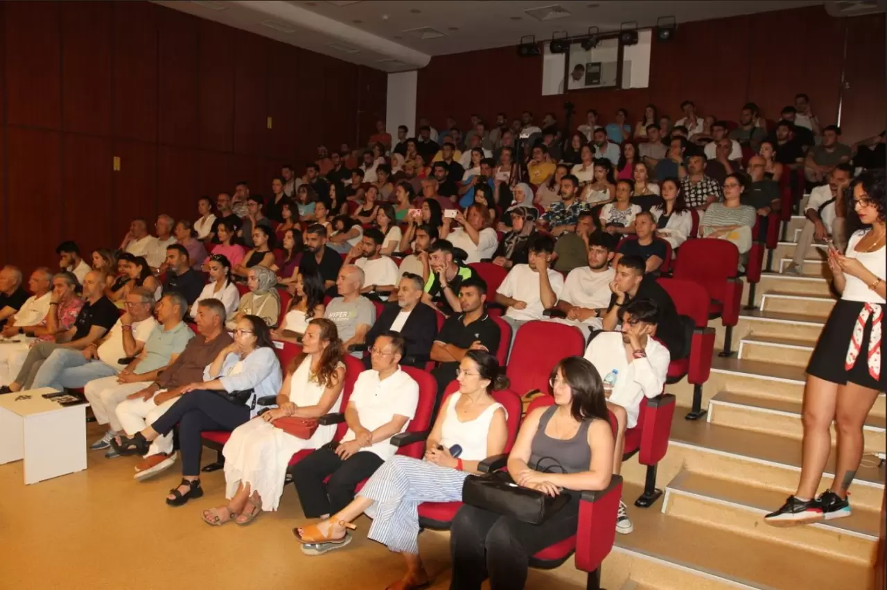 Ege Üniversitesi (EÜ) Devlet Türk Musikisi Konservatuvarı (DTMK) tarafından “İleri Çalgı Repertuvarı; Yılsonu Dinletisi” düzenlendi.