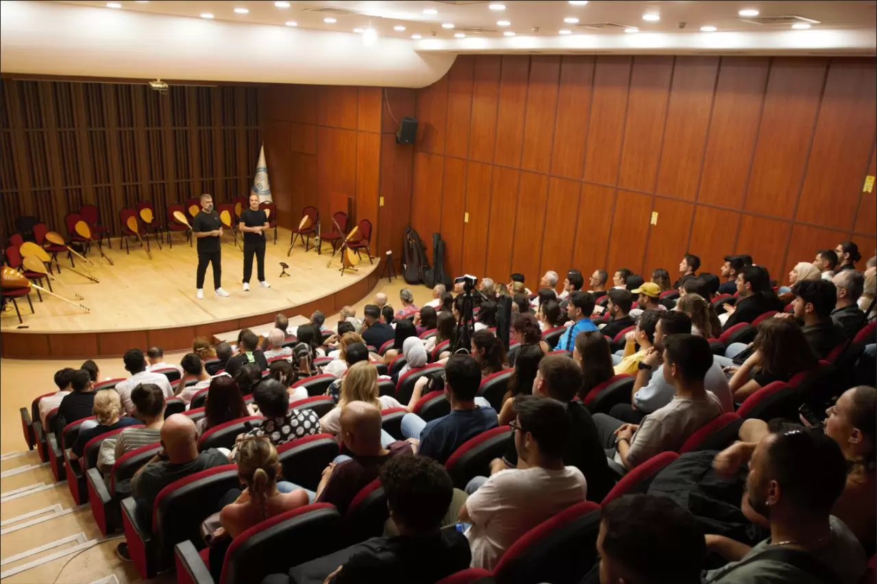 Ege Üniversitesi (EÜ) Devlet Türk Musikisi Konservatuvarı (DTMK) tarafından “İleri Çalgı Repertuvarı; Yılsonu Dinletisi” düzenlendi.