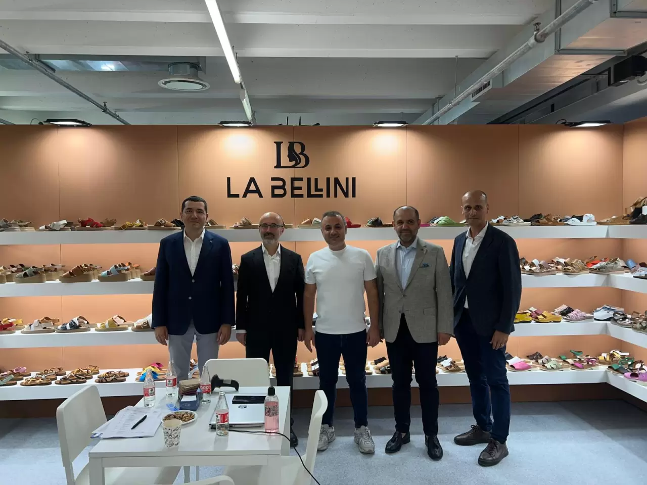 Ayakkabı ve saraciye sektörlerinde dünyanın en büyük pazarı İtalya’da Expo Riva Schuh Garda Bags Fuarı’nda 103. kez kuruldu. Türk ayakkabı ve saraciye sektörü 95 firmayla en büyük pazaryerinde yerini aldı.