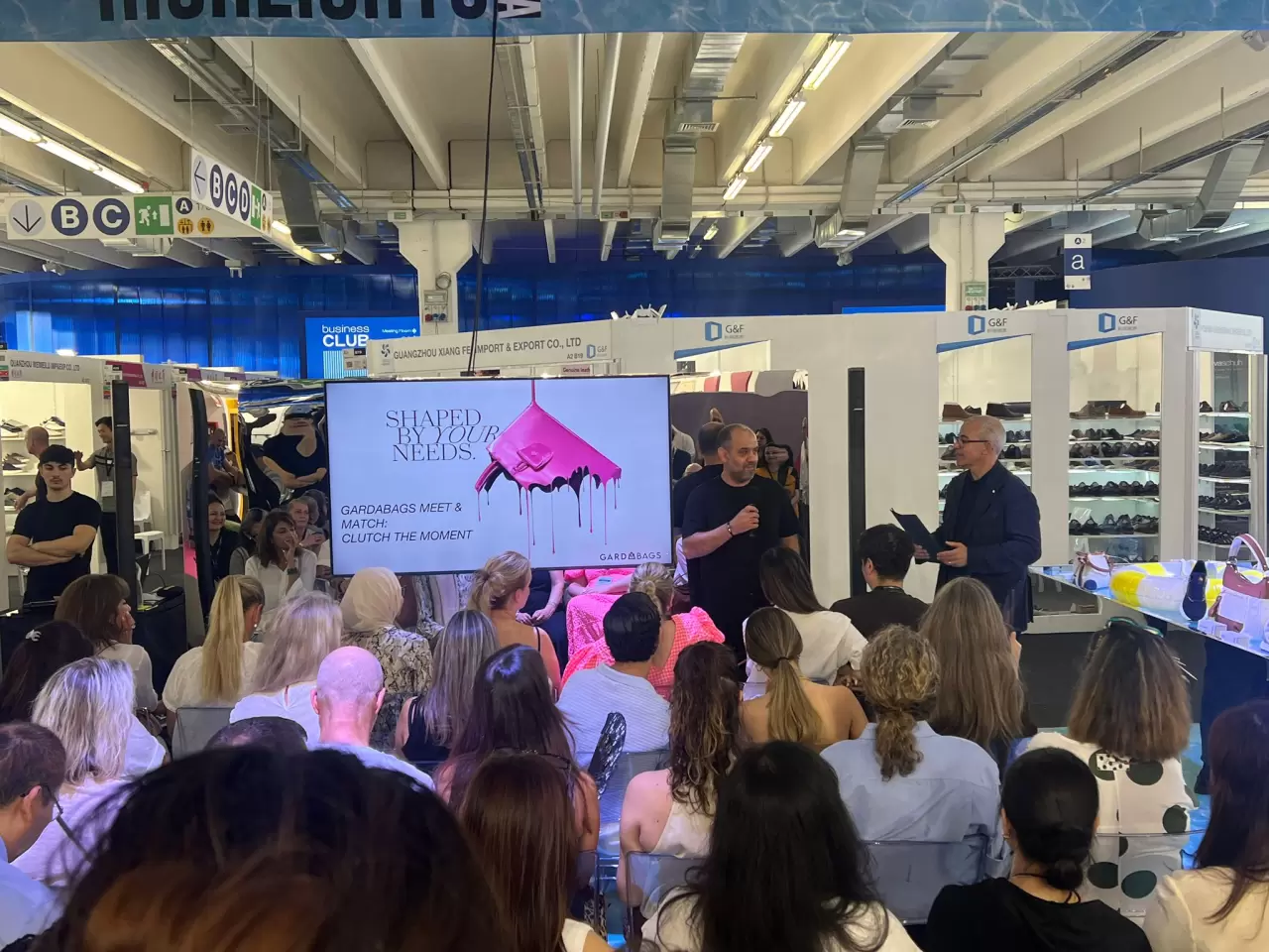 Ayakkabı ve saraciye sektörlerinde dünyanın en büyük pazarı İtalya’da Expo Riva Schuh Garda Bags Fuarı’nda 103. kez kuruldu. Türk ayakkabı ve saraciye sektörü 95 firmayla en büyük pazaryerinde yerini aldı.