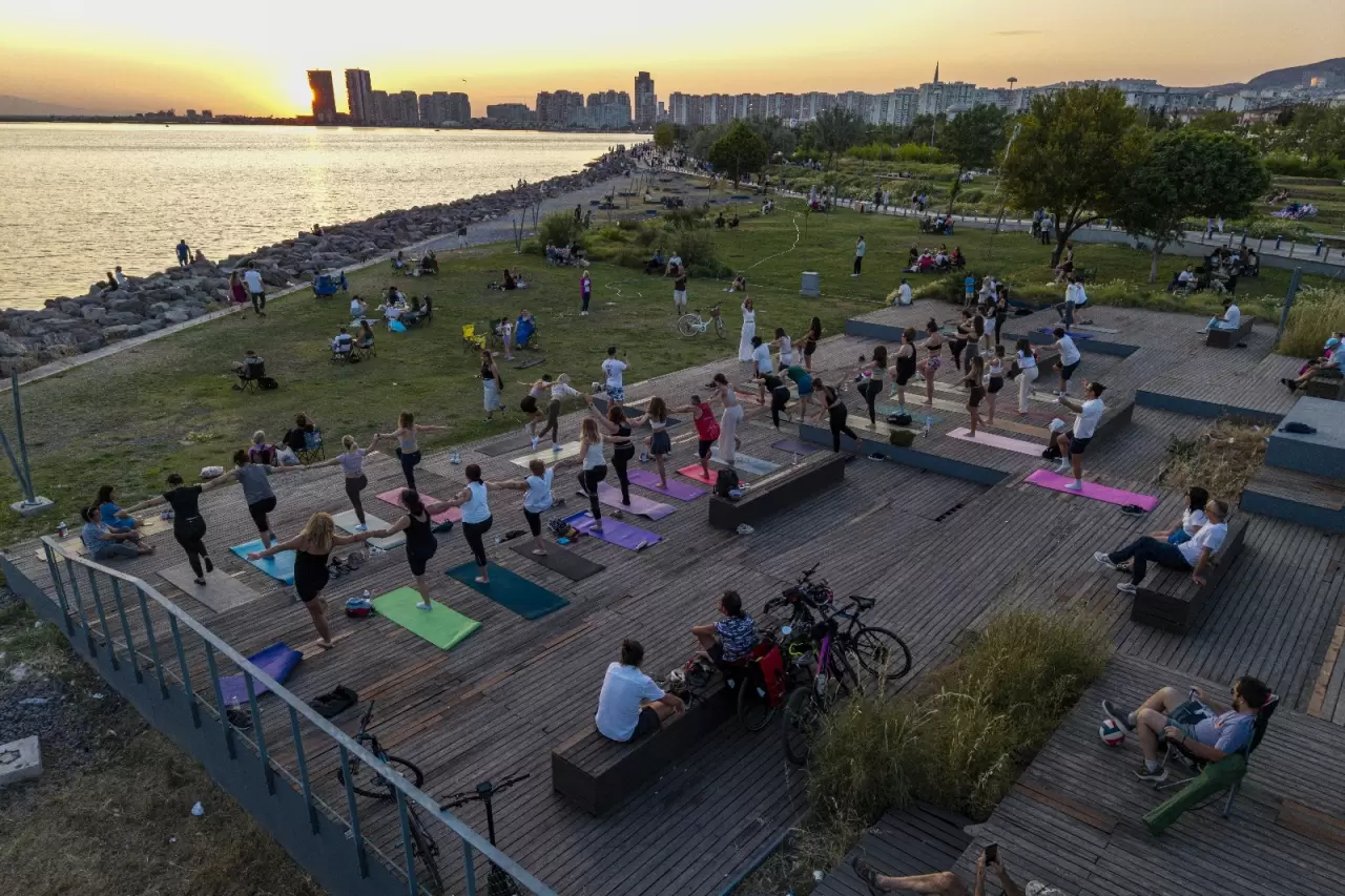 Karşıyaka Belediyesi, Dünya Yoga Günü kapsamında Bostanlı sahilinde yoga buluşması düzenledi. Ücretsiz etkinlikte bir araya gelen katılımcılar, eğitmen Cansu Aydın ile gün batımında yoga yaparak keyifli bir deneyim yaşadı. Belediye Başkanı Yıldız Ünsal, “Karşıyakamızda sağlıklı ve aktif bir yaşam için çalışmaya devam edeceğiz” dedi.