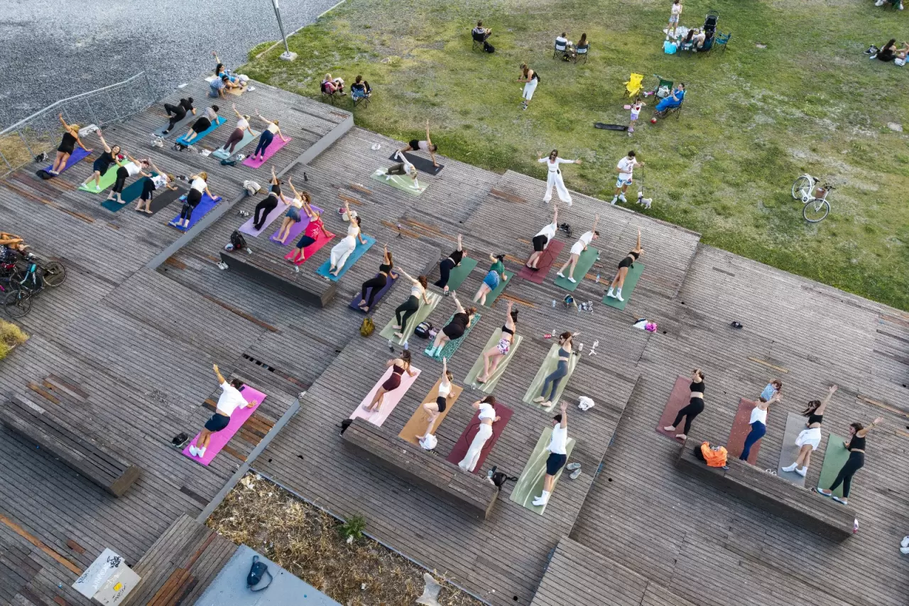 Karşıyaka Belediyesi, Dünya Yoga Günü kapsamında Bostanlı sahilinde yoga buluşması düzenledi. Ücretsiz etkinlikte bir araya gelen katılımcılar, eğitmen Cansu Aydın ile gün batımında yoga yaparak keyifli bir deneyim yaşadı. Belediye Başkanı Yıldız Ünsal, “Karşıyakamızda sağlıklı ve aktif bir yaşam için çalışmaya devam edeceğiz” dedi.