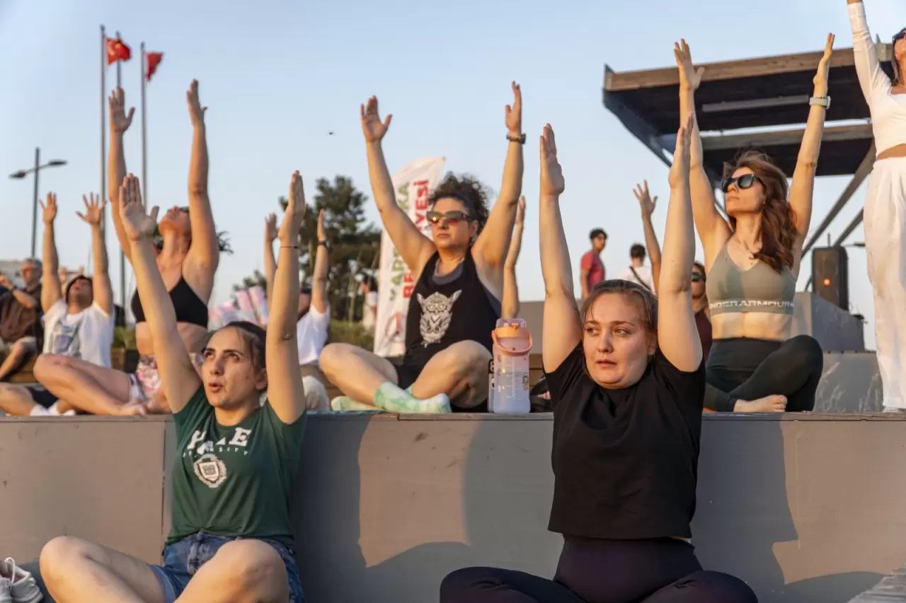 Karşıyaka Belediyesi, Dünya Yoga Günü kapsamında Bostanlı sahilinde yoga buluşması düzenledi. Ücretsiz etkinlikte bir araya gelen katılımcılar, eğitmen Cansu Aydın ile gün batımında yoga yaparak keyifli bir deneyim yaşadı. Belediye Başkanı Yıldız Ünsal, “Karşıyakamızda sağlıklı ve aktif bir yaşam için çalışmaya devam edeceğiz” dedi.