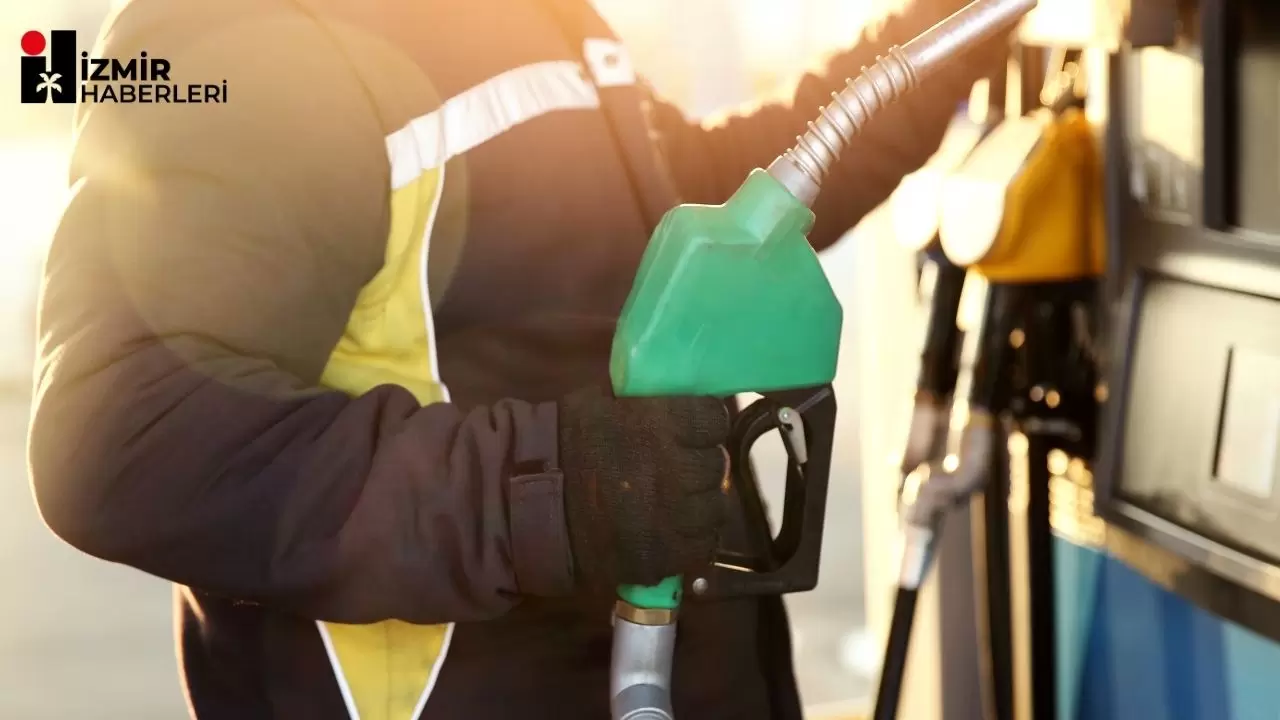 Türkiye'de akaryakıt fiyatlarında 26 Haziran itibarıyla benzinde 2,68 TL, motorinde 4,06 TL indirim bekleniyor, ancak kalıcılığı sorgulanıyor.