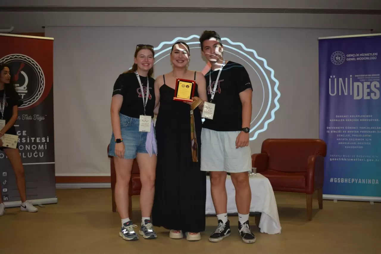 Ege Üniversitesi’nin 70. kuruluş yıl dönümü etkinlikleri kapsamında, Gastronomi Topluluğu (GET) tarafından düzenlenen “Ege Gastronomi Zirvesi: Ahenk” etkinliği yoğun katılımla gerçekleşti. Su Ürünleri Fakültesi Arçelik Mutfağı ve Eğitim Salonunda düzenlenen zirvenin genel koordinasyonunu  eş başkanlar Duru Çavdar ve Özgür Ali Bakır, moderatörlüğünü Melisa Durmaz, sunuculuğunu ise Bora Doğan üstlendi.