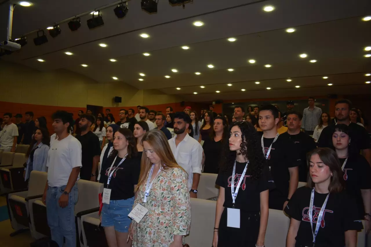 Ege Üniversitesi’nin 70. kuruluş yıl dönümü etkinlikleri kapsamında, Gastronomi Topluluğu (GET) tarafından düzenlenen “Ege Gastronomi Zirvesi: Ahenk” etkinliği yoğun katılımla gerçekleşti. Su Ürünleri Fakültesi Arçelik Mutfağı ve Eğitim Salonunda düzenlenen zirvenin genel koordinasyonunu  eş başkanlar Duru Çavdar ve Özgür Ali Bakır, moderatörlüğünü Melisa Durmaz, sunuculuğunu ise Bora Doğan üstlendi.