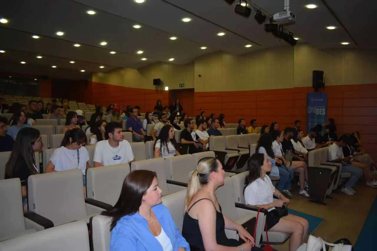 Ege Üniversitesi’nin 70. kuruluş yıl dönümü etkinlikleri kapsamında, Gastronomi Topluluğu (GET) tarafından düzenlenen “Ege Gastronomi Zirvesi: Ahenk” etkinliği yoğun katılımla gerçekleşti. Su Ürünleri Fakültesi Arçelik Mutfağı ve Eğitim Salonunda düzenlenen zirvenin genel koordinasyonunu  eş başkanlar Duru Çavdar ve Özgür Ali Bakır, moderatörlüğünü Melisa Durmaz, sunuculuğunu ise Bora Doğan üstlendi.