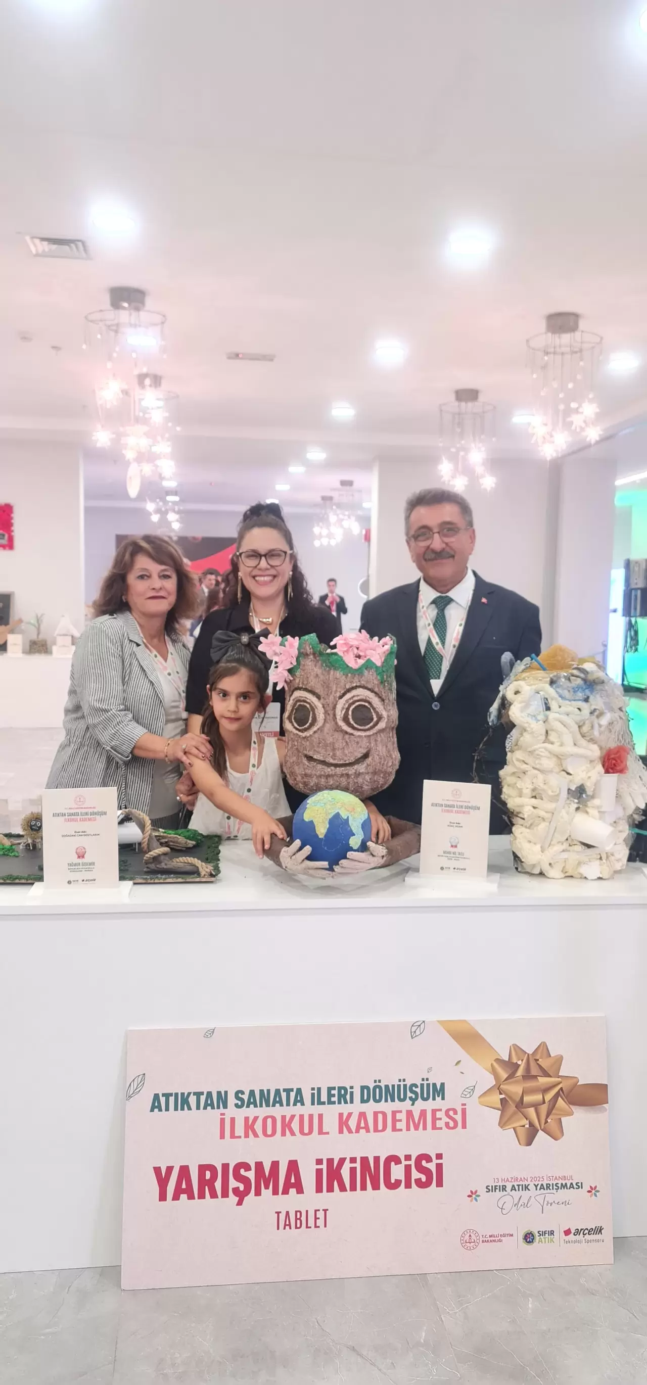 Buca Necip Fazıl Kısakürek İlkokulu 1. sınıf öğrencisi Mihri Nil Tatlı, Millî Eğitim Bakanlığı tarafından düzenlenen “Sıfır Atık Yarışması” Türkiye finalinde büyük bir başarıya imza attı. 