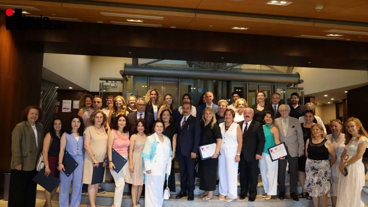 Ege İhracatçı Birlikleri ve İzmir Ticaret Borsası'nın desteklediği "İhracatta Kadın Gücü" programı, TOBB Kadın Girişimciler Kurulu iş birliğiyle gerçekleştirildi. 67 kadın girişimci, ihracat becerilerini geliştirmek amacıyla verilen eğitimi başarıyla tamamladı.