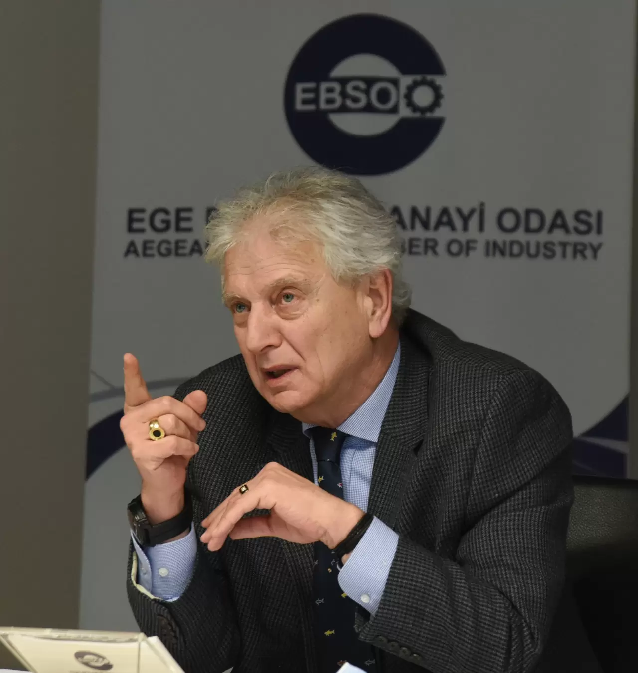 EBSO Başkanı Ender Yorgancılar, ekonomik sürdürülebilirlik için farklı kesimlerin ortak bir zeminde buluşması gerektiğini vurguladı. İşbirliğinin önemi üzerinde durarak, sektörler arası dayanışmanın güçlendirilmesi gerektiğini ifade etti.