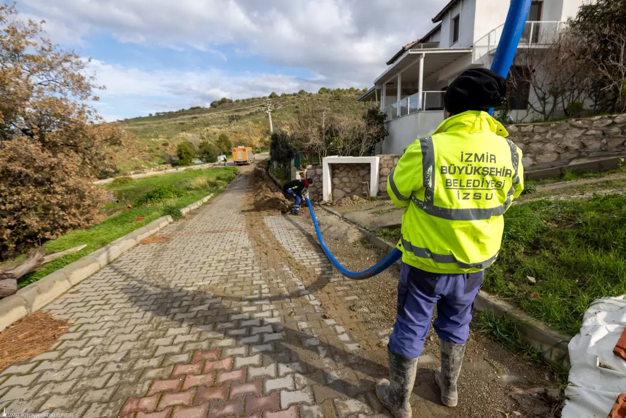 İzmir Büyükşehir Belediyesi İZSU Genel Müdürlüğü turizmin gözdesi Yarımada’da yatırım atağını sürdürüyor. Çeşme, Urla, Seferihisar, Karaburun ve Menderes ilçeleri İZSU’nun hayata geçirdiği kapsamlı projelerle yazı güçlü ve sağlıklı bir altyapıyla karşıladı.