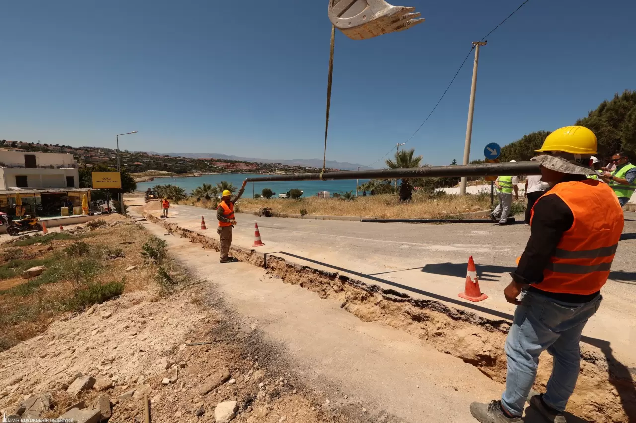 İzmir Büyükşehir Belediyesi İZSU Genel Müdürlüğü turizmin gözdesi Yarımada’da yatırım atağını sürdürüyor. Çeşme, Urla, Seferihisar, Karaburun ve Menderes ilçeleri İZSU’nun hayata geçirdiği kapsamlı projelerle yazı güçlü ve sağlıklı bir altyapıyla karşıladı.