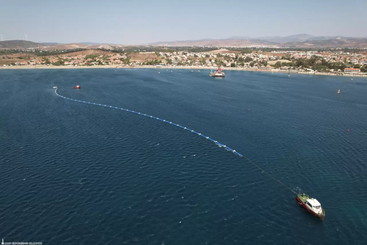 İzmir Büyükşehir Belediyesi İZSU Genel Müdürlüğü turizmin gözdesi Yarımada’da yatırım atağını sürdürüyor. Çeşme, Urla, Seferihisar, Karaburun ve Menderes ilçeleri İZSU’nun hayata geçirdiği kapsamlı projelerle yazı güçlü ve sağlıklı bir altyapıyla karşıladı.