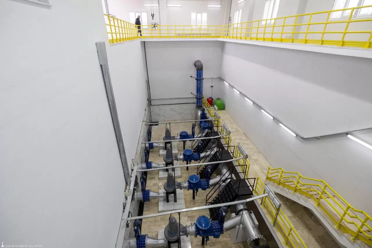 İzmir Büyükşehir Belediyesi İZSU Genel Müdürlüğü turizmin gözdesi Yarımada’da yatırım atağını sürdürüyor. Çeşme, Urla, Seferihisar, Karaburun ve Menderes ilçeleri İZSU’nun hayata geçirdiği kapsamlı projelerle yazı güçlü ve sağlıklı bir altyapıyla karşıladı.