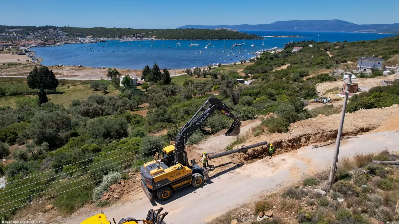 İzmir Büyükşehir Belediyesi İZSU Genel Müdürlüğü turizmin gözdesi Yarımada’da yatırım atağını sürdürüyor. Çeşme, Urla, Seferihisar, Karaburun ve Menderes ilçeleri İZSU’nun hayata geçirdiği kapsamlı projelerle yazı güçlü ve sağlıklı bir altyapıyla karşıladı.