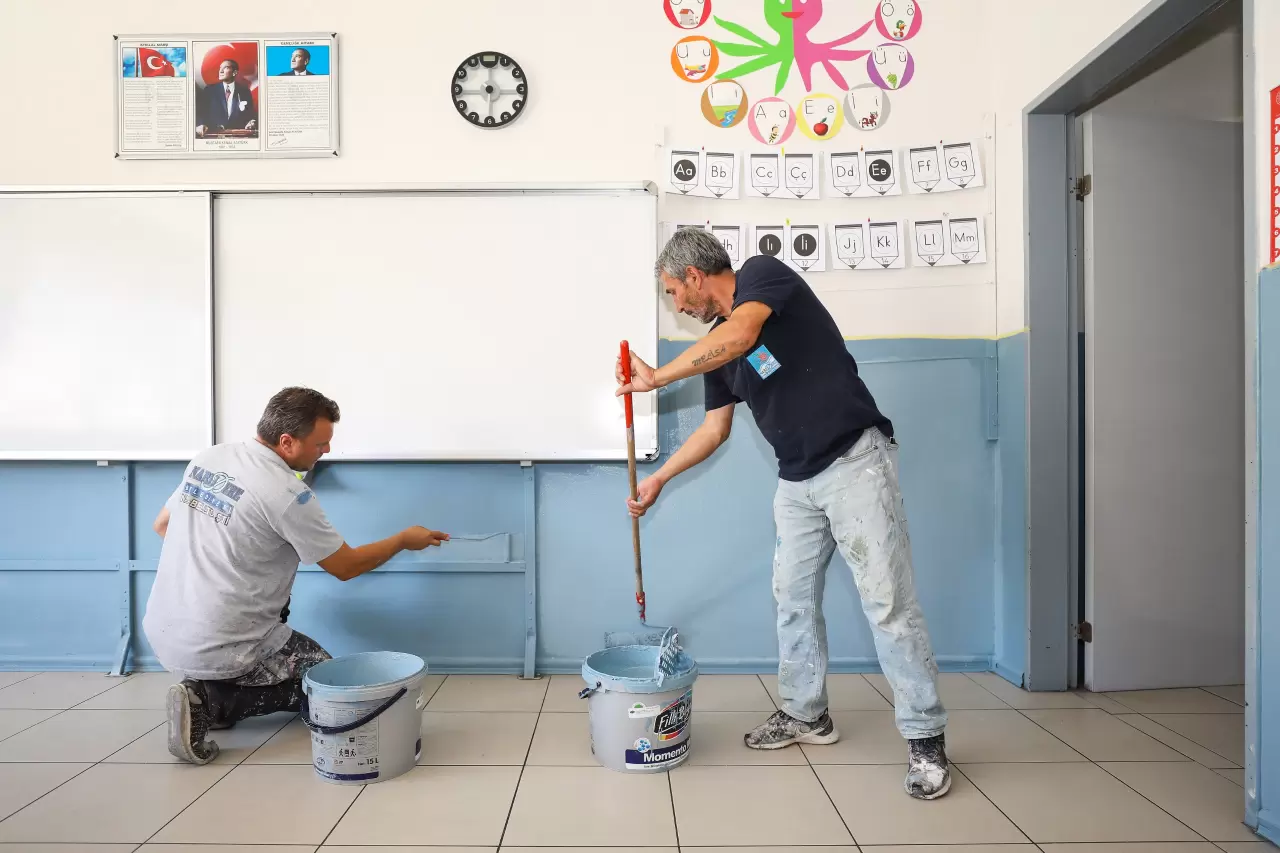 Narlıdere Belediyesi, yaz tatilin başlamasıyla birlikte, talep eden okullarda boya, badana ve bakım çalışması gerçekleştiriyor