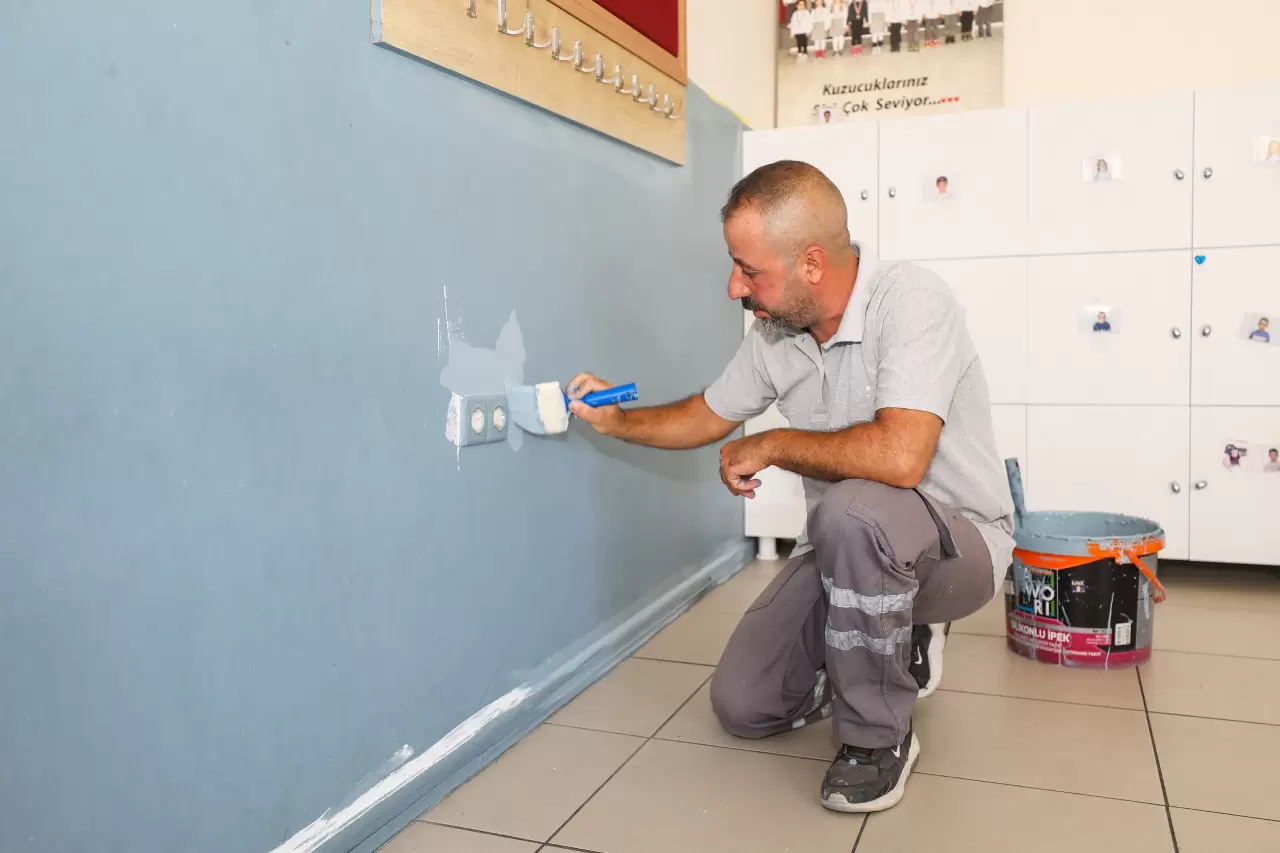 Narlıdere Belediyesi, yaz tatilin başlamasıyla birlikte, talep eden okullarda boya, badana ve bakım çalışması gerçekleştiriyor