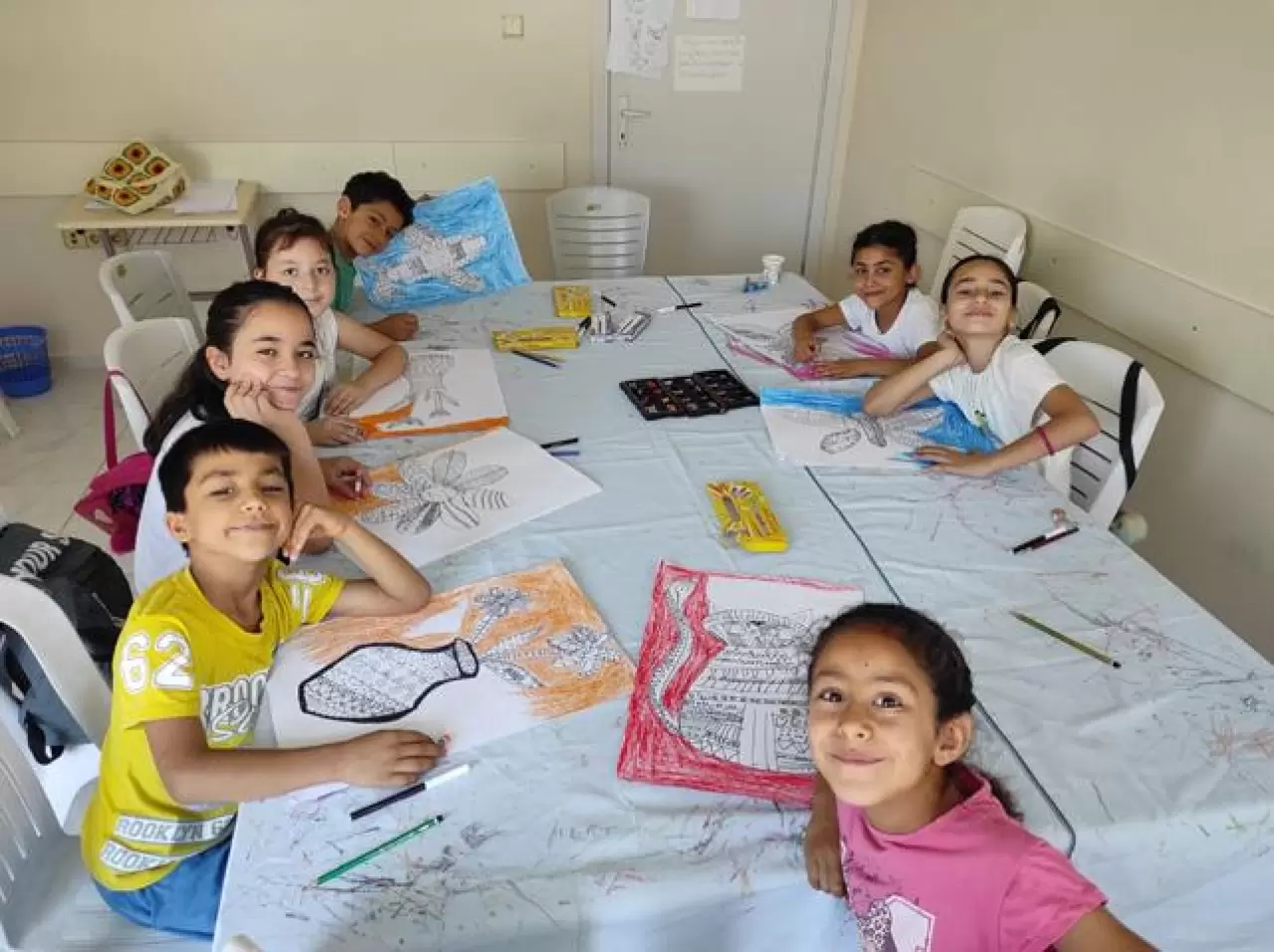 Bayraklı Belediyesi, çocukların yaz tatilini verimli ve eğlenceli geçirmeleri için yaz atölyeleri düzenliyor. Bu kapsamda 7-12 yaş arasındaki çocuklar, 10 branşta çeşitli kurslara katılma fırsatı bulacak. Bayraklı Belediye Başkanı İrfan Önal, “Tüm çocuklarımızı eğlenip, öğrenebilecekleri yaz okulu atölyelerimize bekliyoruz” dedi.